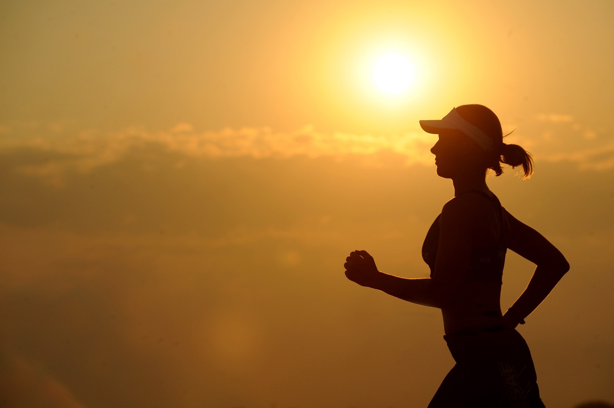 Mujer realizando deporte que busca mantener una vida sana y saludable.